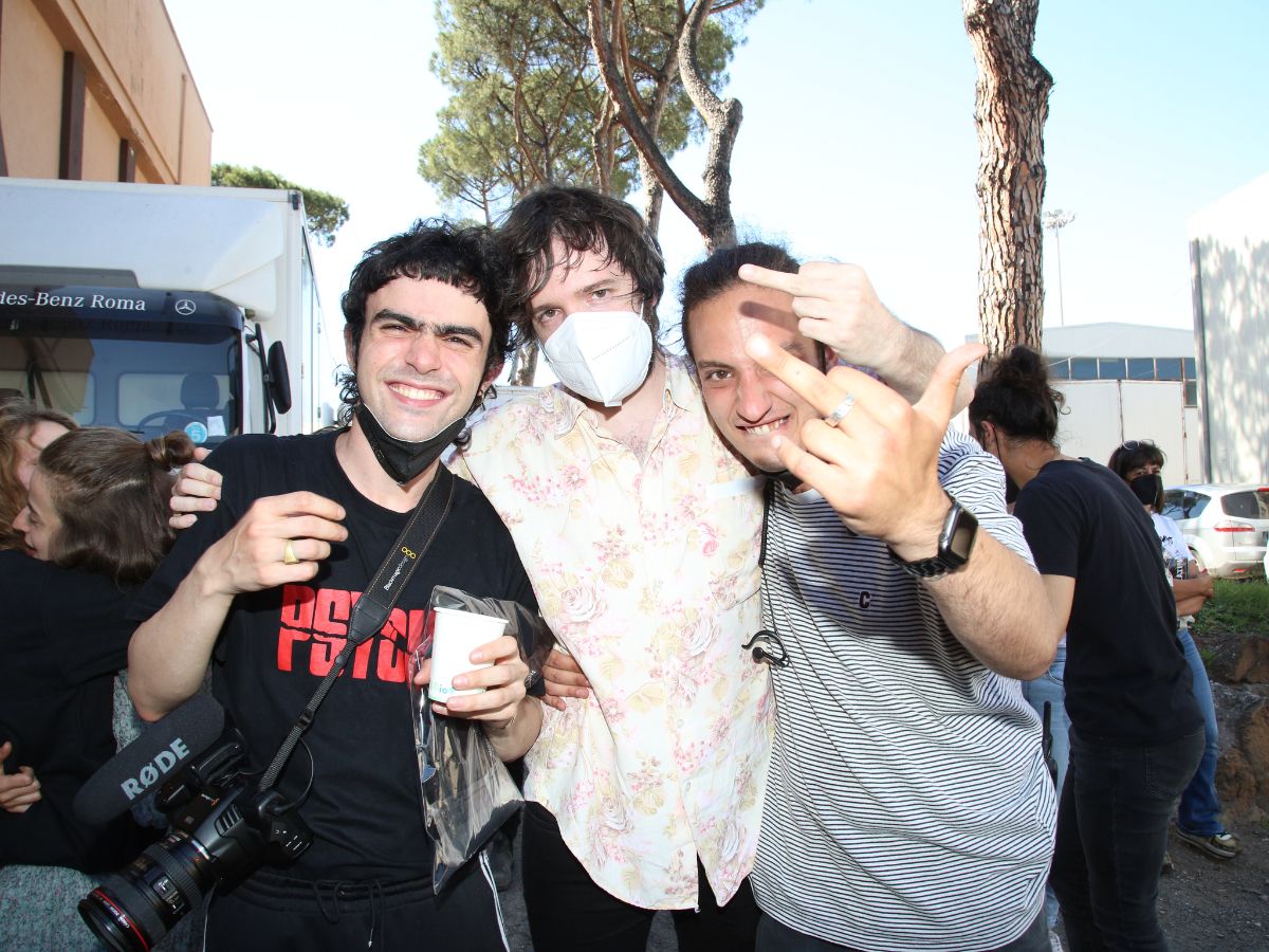 Simone Bozzelli sul set con uno dei fratelli d'Innocenzo